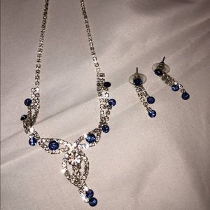 Costume Jewelry Necklace and Earrings 💙